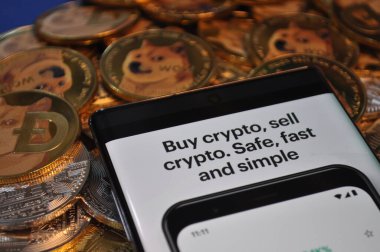 Kuching, Sarawak Malezya - 21 Mayıs 2021: Dogecoin sembollü altın renkli paraların Macro görünümü