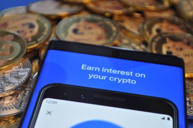 Kuching, Sarawak Malezya - 21 Mayıs 2021: Dogecoin sembollü altın renkli paraların Macro görünümü