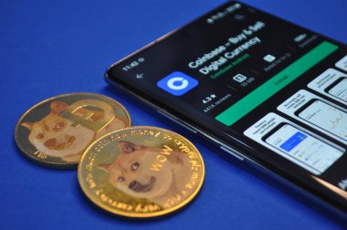 Kuching, Sarawak Malezya - 21 Mayıs 2021: Dogecoin sembollü altın renkli paraların Macro görünümü