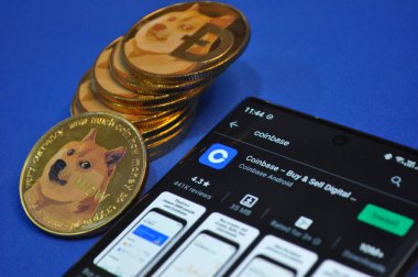 Kuching, Sarawak Malezya - 21 Mayıs 2021: Dogecoin sembollü altın renkli paraların Macro görünümü
