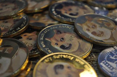 Kuching, Sarawak Malezya - 21 Mayıs 2021: Dogecoin sembollü altın renkli paraların Macro görünümü