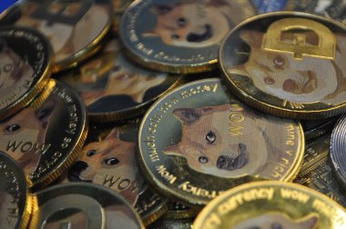 Kuching, Sarawak Malezya - 21 Mayıs 2021: Dogecoin sembollü altın renkli paraların Macro görünümü