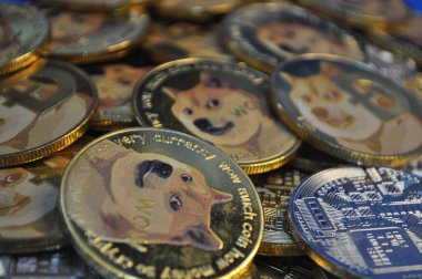 Kuching, Sarawak Malezya - 21 Mayıs 2021: Dogecoin sembollü altın renkli paraların Macro görünümü