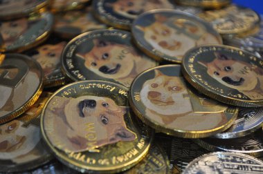 Kuching, Sarawak Malezya - 21 Mayıs 2021: Dogecoin sembollü altın renkli paraların Macro görünümü