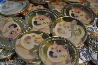 Kuching, Sarawak Malezya - 21 Mayıs 2021: Dogecoin sembollü altın renkli paraların Macro görünümü