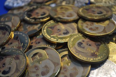 Kuching, Sarawak Malezya - 21 Mayıs 2021: Dogecoin sembollü altın renkli paraların Macro görünümü