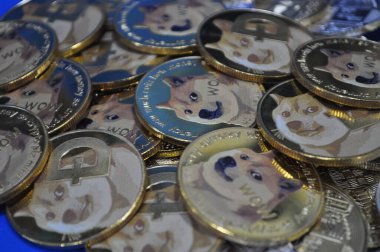 Kuching, Sarawak Malezya - 21 Mayıs 2021: Dogecoin sembollü altın renkli paraların Macro görünümü