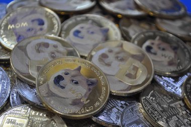 Kuching, Sarawak Malezya - 21 Mayıs 2021: Dogecoin sembollü altın renkli paraların Macro görünümü