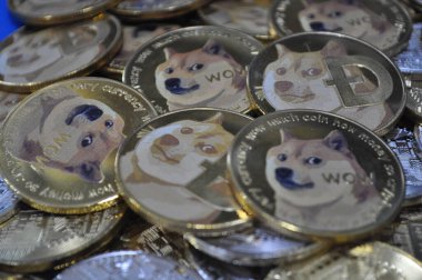 Kuching, Sarawak Malezya - 21 Mayıs 2021: Dogecoin sembollü altın renkli paraların Macro görünümü