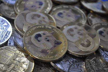 Kuching, Sarawak Malezya - 21 Mayıs 2021: Dogecoin sembollü altın renkli paraların Macro görünümü