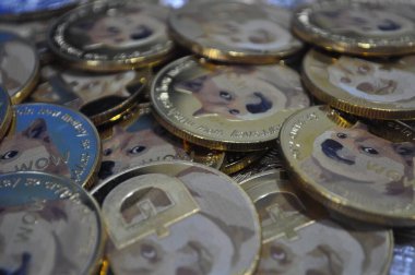 Kuching, Sarawak Malezya - 21 Mayıs 2021: Dogecoin sembollü altın renkli paraların Macro görünümü