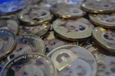 Kuching, Sarawak Malezya - 21 Mayıs 2021: Dogecoin sembollü altın renkli paraların Macro görünümü
