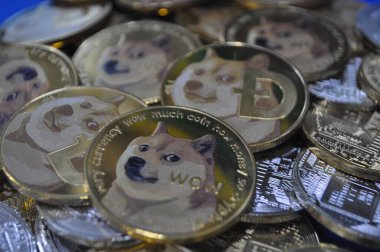 Kuching, Sarawak Malezya - 21 Mayıs 2021: Dogecoin sembollü altın renkli paraların Macro görünümü