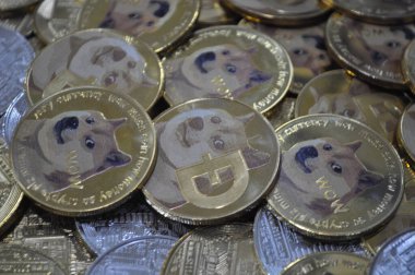 Kuching, Sarawak Malezya - 21 Mayıs 2021: Dogecoin sembollü altın renkli paraların Macro görünümü