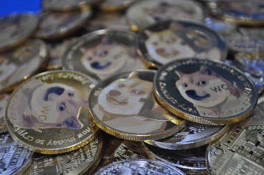 Kuching, Sarawak Malezya - 21 Mayıs 2021: Dogecoin sembollü altın renkli paraların Macro görünümü