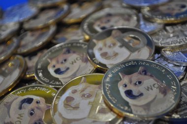 Kuching, Sarawak Malezya - 21 Mayıs 2021: Dogecoin sembollü altın renkli paraların Macro görünümü