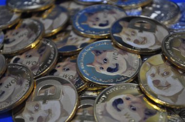 Kuching, Sarawak Malezya - 21 Mayıs 2021: Dogecoin sembollü altın renkli paraların Macro görünümü