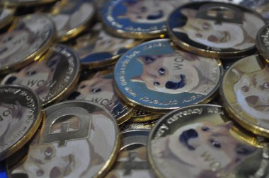 Kuching, Sarawak Malezya - 21 Mayıs 2021: Dogecoin sembollü altın renkli paraların Macro görünümü