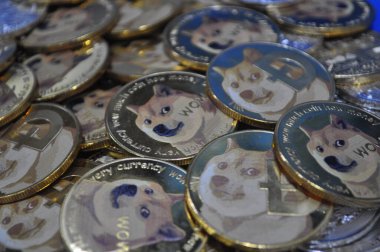 Kuching, Sarawak Malezya - 21 Mayıs 2021: Dogecoin sembollü altın renkli paraların Macro görünümü