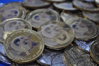 Kuching, Sarawak Malezya - 21 Mayıs 2021: Dogecoin sembollü altın renkli paraların Macro görünümü