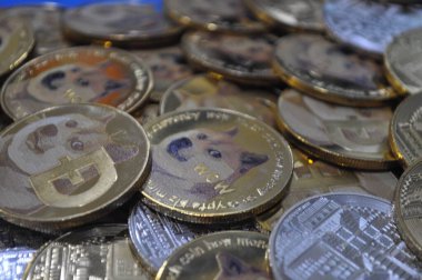 Kuching, Sarawak Malezya - 21 Mayıs 2021: Dogecoin sembollü altın renkli paraların Macro görünümü