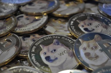 Kuching, Sarawak Malezya - 21 Mayıs 2021: Dogecoin sembollü altın renkli paraların Macro görünümü