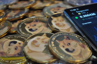 Kuching, Sarawak Malezya - 21 Mayıs 2021: Dogecoin sembollü altın renkli paraların Macro görünümü