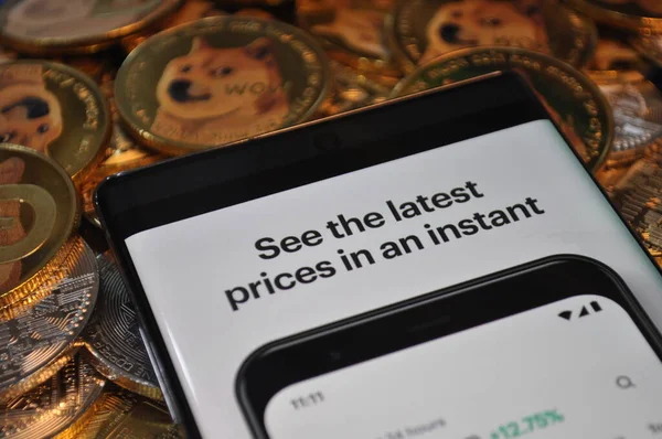 Kuching, Sarawak Malezya - 21 Mayıs 2021: Dogecoin sembollü altın renkli paraların Macro görünümü