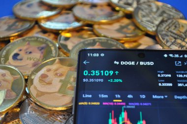 Kuching, Sarawak Malezya - 21 Mayıs 2021: Dogecoin sembollü altın renkli paraların Macro görünümü