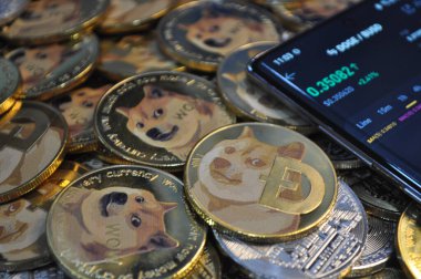Kuching, Sarawak Malezya - 21 Mayıs 2021: Dogecoin sembollü altın renkli paraların Macro görünümü