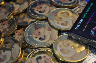 Kuching, Sarawak Malezya - 21 Mayıs 2021: Dogecoin sembollü altın renkli paraların Macro görünümü