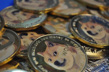 Kuching, Sarawak Malezya - 21 Mayıs 2021: Dogecoin sembollü altın renkli paraların Macro görünümü