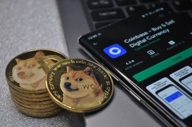Kuching, Sarawak Malezya - 26 Mayıs 2021: Dogecoin sembolü ve madeni para tabanlı altın renkli paraların Macro görünümü