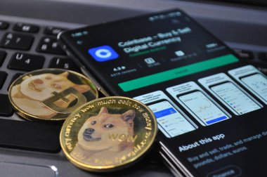 Kuching, Sarawak Malezya - 26 Mayıs 2021: Dogecoin sembolü ve madeni para tabanlı altın renkli paraların Macro görünümü