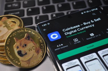 Kuching, Sarawak Malezya - 26 Mayıs 2021: Dogecoin sembolü ve madeni para tabanlı altın renkli paraların Macro görünümü
