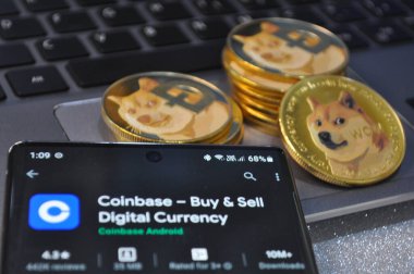 Kuching, Sarawak Malezya - 26 Mayıs 2021: Dogecoin sembolü ve madeni para tabanlı altın renkli paraların Macro görünümü