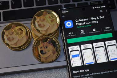 Kuching, Sarawak Malezya - 26 Mayıs 2021: Dogecoin sembolü ve madeni para tabanlı altın renkli paraların Macro görünümü