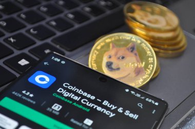 Kuching, Sarawak Malezya - 26 Mayıs 2021: Dogecoin sembolü ve madeni para tabanlı altın renkli paraların Macro görünümü