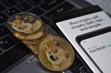 Kuching, Sarawak Malezya - 26 Mayıs 2021: Dogecoin sembolü ve madeni para tabanlı altın renkli paraların Macro görünümü