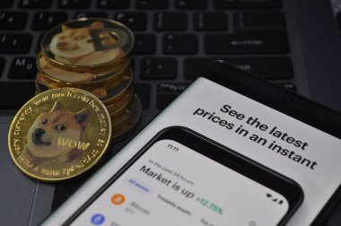 Kuching, Sarawak Malezya - 26 Mayıs 2021: Dogecoin sembolü ve madeni para tabanlı altın renkli paraların Macro görünümü