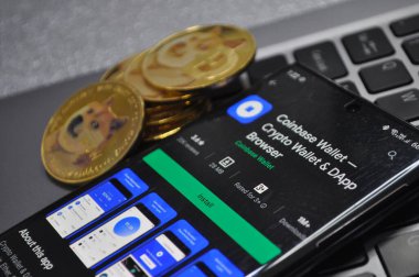 Kuching, Sarawak Malezya - 26 Mayıs 2021: Dogecoin sembolü ve madeni para tabanlı altın renkli paraların Macro görünümü