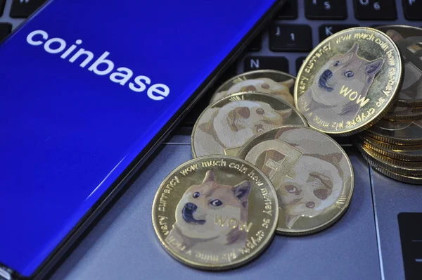 Kuching, Sarawak Malezya - 26 Mayıs 2021: Dogecoin sembolü ve madeni para tabanlı altın renkli paraların Macro görünümü