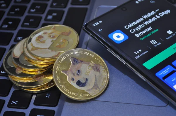 Kuching, Sarawak Malezya - 26 Mayıs 2021: Dogecoin sembolü ve madeni para tabanlı altın renkli paraların Macro görünümü