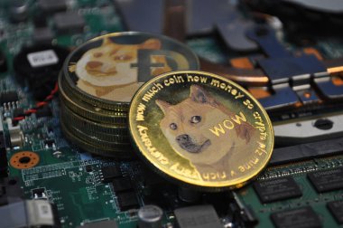 Kuching, Sarawak Malezya - 30 Mayıs 2021: Dogecoin sembollü altın renkli paraların Macro görünümü