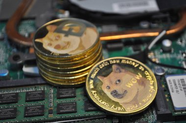 Kuching, Sarawak Malezya - 30 Mayıs 2021: Dogecoin sembollü altın renkli paraların Macro görünümü