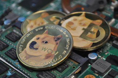 Kuching, Sarawak Malezya - 30 Mayıs 2021: Dogecoin sembollü altın renkli paraların Macro görünümü