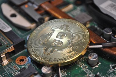 Kuching, Sarawak Malezya - 30 Mayıs 2021: Dogecoin sembollü altın renkli paraların Macro görünümü