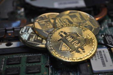 Kuching, Sarawak Malezya - 30 Mayıs 2021: Dogecoin sembollü altın renkli paraların Macro görünümü