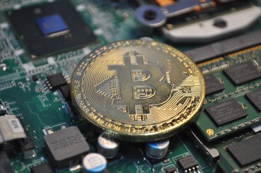 Kuching, Sarawak Malezya - 30 Mayıs 2021: Dogecoin sembollü altın renkli paraların Macro görünümü