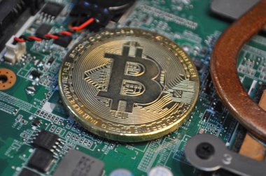 Kuching, Sarawak Malezya - 30 Mayıs 2021: Dogecoin sembollü altın renkli paraların Macro görünümü